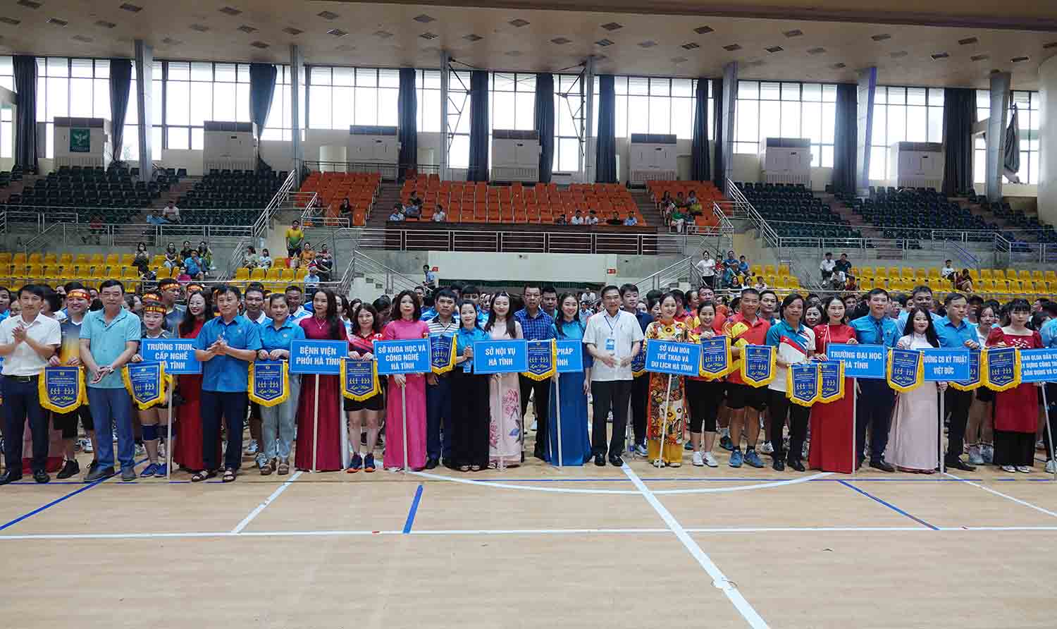 Trao Cờ lưu niệm cho các đội tham gia thi đấu. Ảnh: Trần Tuấn.