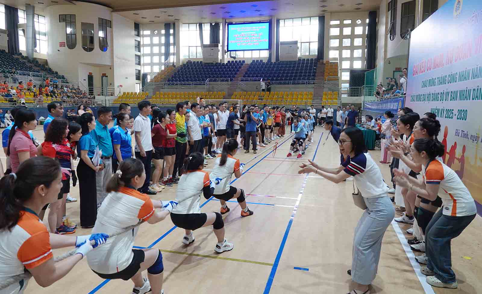Female union members of the Ha Tinh Government Trade Union participated in the tug of war tournament. Photo: Tran Tuan.