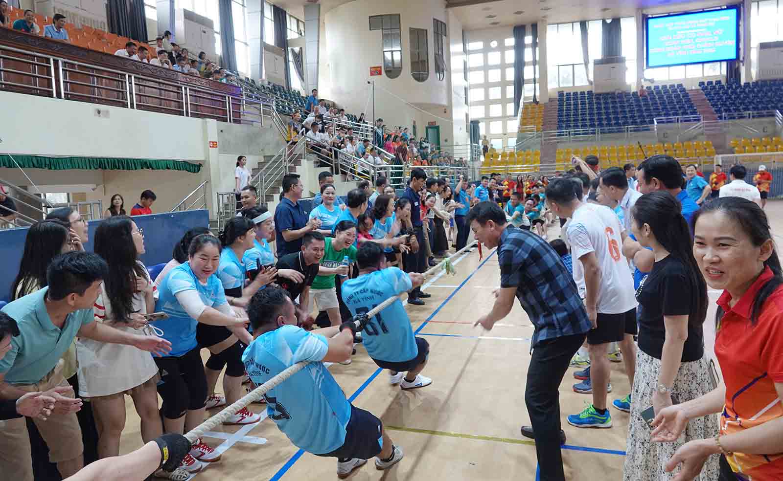 Trận đấu giữa đội nam Sở Tư pháp Hà Tĩnh với Công ty CP Cấp nước Hà Tĩnh. Ảnh: Trần Tuấn.