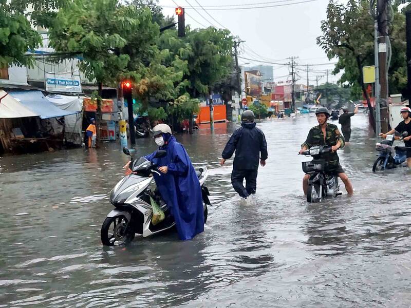 Khu vực chân cầu Gò Dưa (TP Thủ Đức) nước lênh láng. 