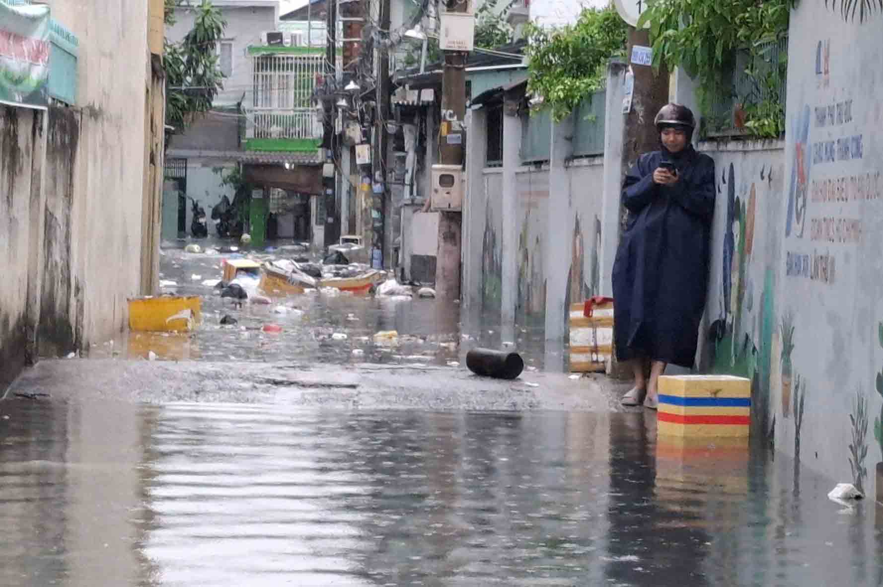 Khu vực đường Dương Văn Cam gần chợ Thủ Đức nước dâng cao kèm theo rác thải.