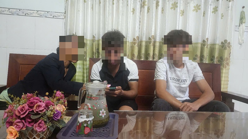 Algunos estudiantes en el Grado 12, Cao Ba Quat High School (provincia de Dak Lak) de repente escribieron una solicitud de licencia. Foto: Bao Trung