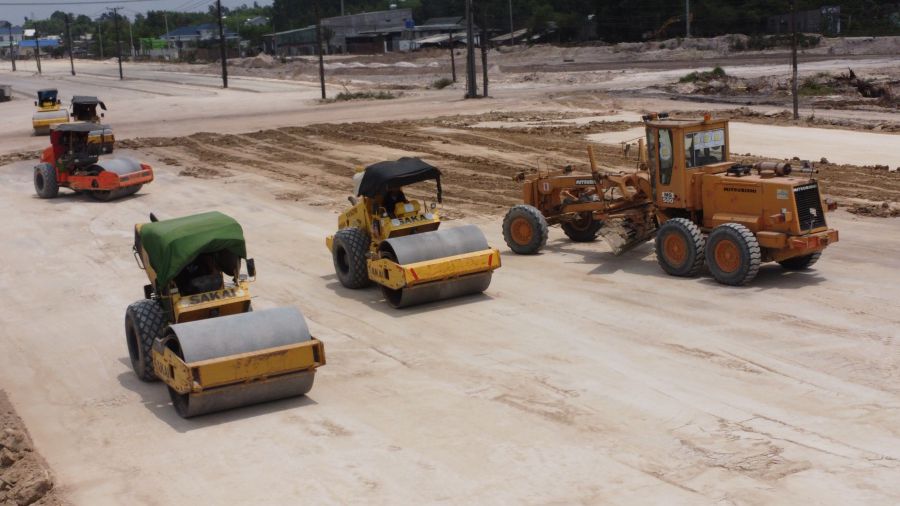 Construction of Bien Hoa - Vung Tau Expressway through Long Thanh District. Photo: Ha Anh Chien