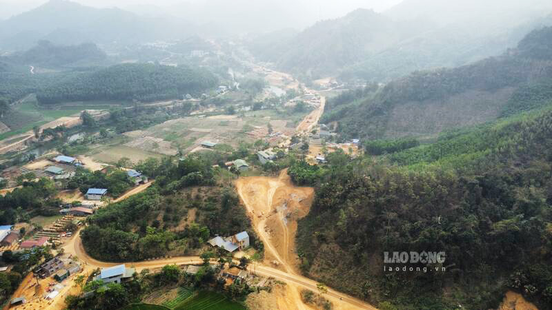 Mat bang thi cong du an duong Ho Chi Minh qua Tuyen Quang dang duoc day nhanh tien do ban giao. Anh: Viet Bac.