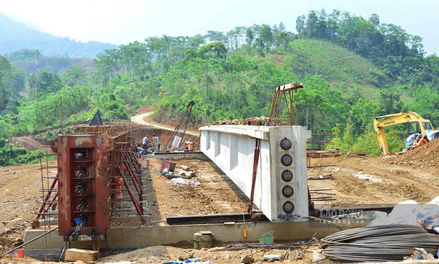 Cau vuot song tren tuyen duong Ba Be (Bac Kan) - Na Hang dang duoc thi cong. Anh: Viet Bac.