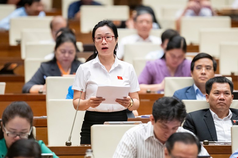 Delegate Tran Thi Thu Hang proposed strong enough sanctions after the advertisements of Quang Linh Vlog, Hang Du Cac, and the fear of sugar trucks. Photo: Quochoi.vn