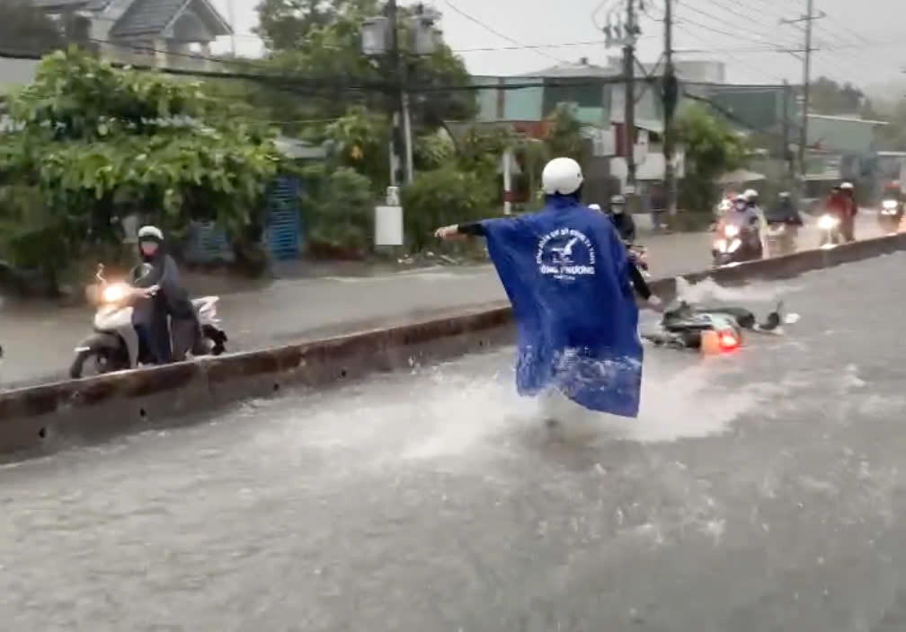 Mua ngap troi xe tai khu vuc nga ba Phu Son, Trang Bom. Anh: Nguoi dan cung cap