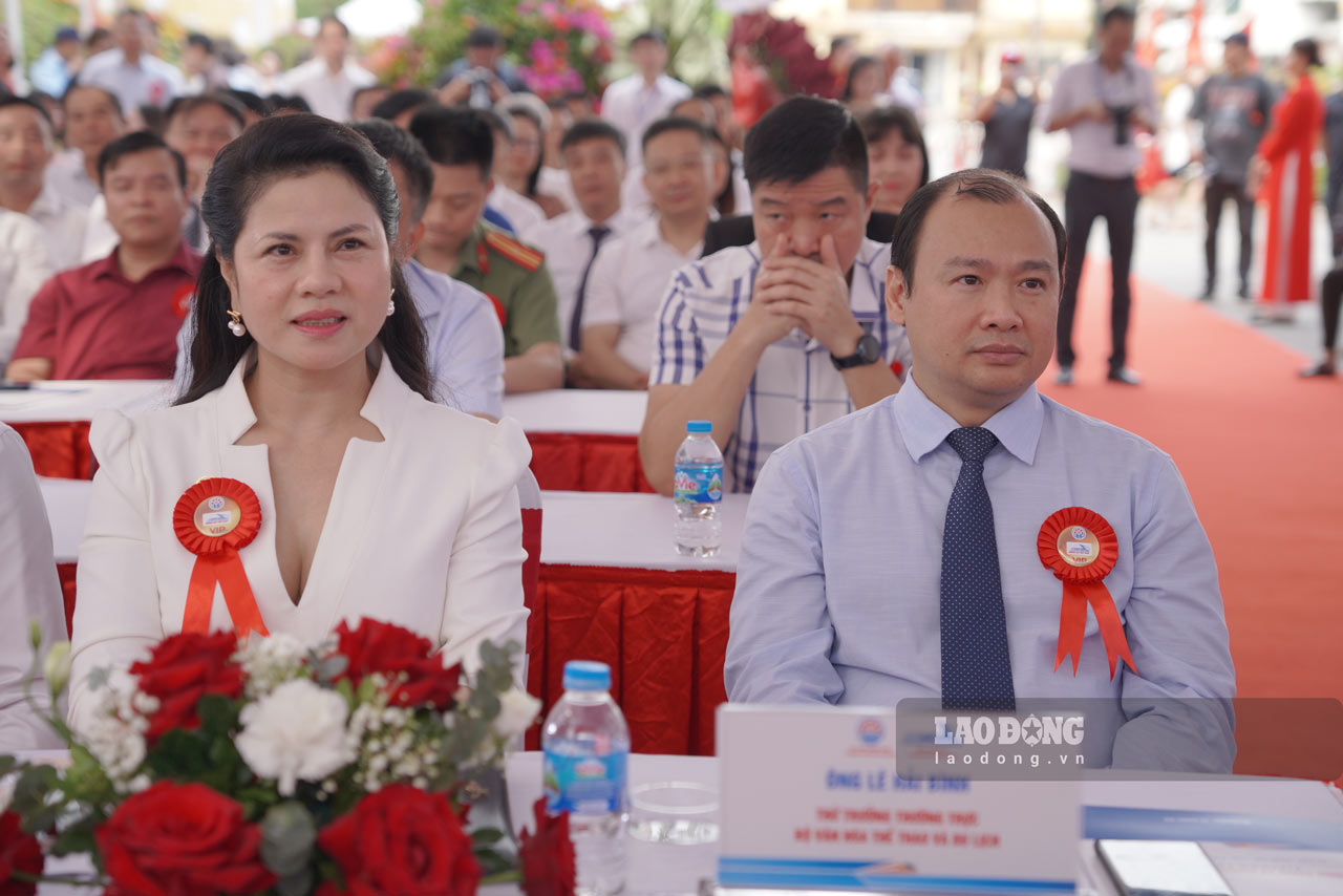 Tham dự sự kiện có đồng chí Lê Hải Bình - Ủy viên dự khuyết Ban Chấp hành Trung ương Đảng, Thứ trưởng Bộ Văn hóa, Thể thao và Du lịch; Bà Trần Thị Hoàng Mai - Giám đốc Sở Văn hóa, Thể thao và Du lịch Hải Phòng;...