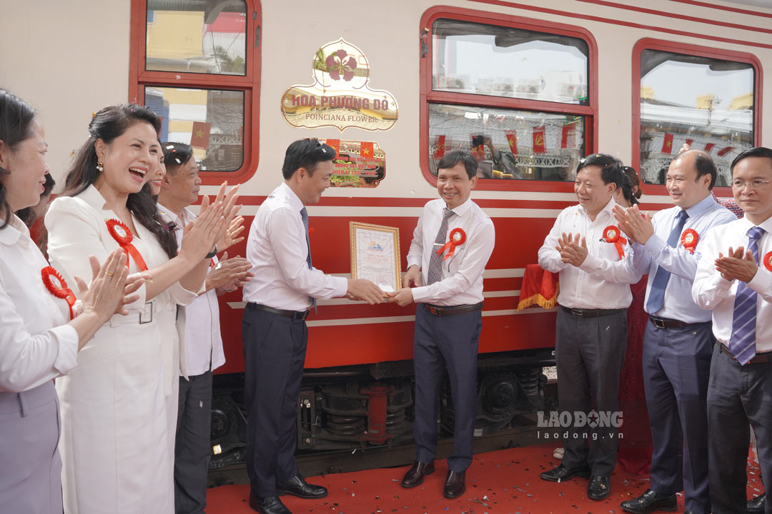 Đoàn tàu du lịch Hoa Phượng Đỏ chính thức được khai trương và đi vào hoạt động từ hôm nay, ngày 10.5.2025, đánh dấu bước chuyển mình mới của du lịch đường sắt Hải Phòng.         