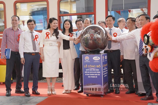 Khai trương đoàn tàu mang tên Hoa Phượng Đỏ khi đến với Hải Phòng
