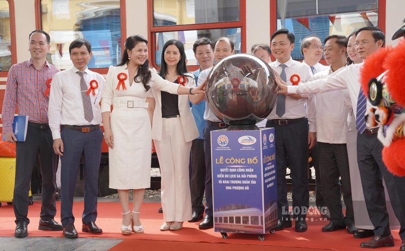 Hai Phong Station becomes a 'Tourist Destination', launching a train named ''Feng He Red''. Photo: Vu Linh