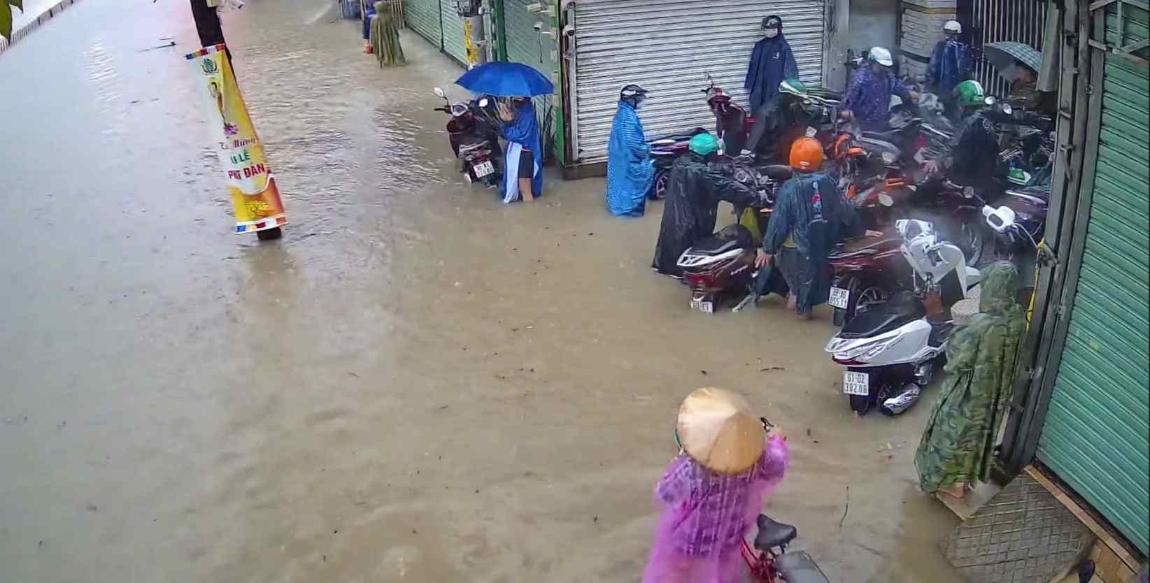 Nhieu xe bi chet may o nga tu mieu ong Cu. Anh: Dinh Trong