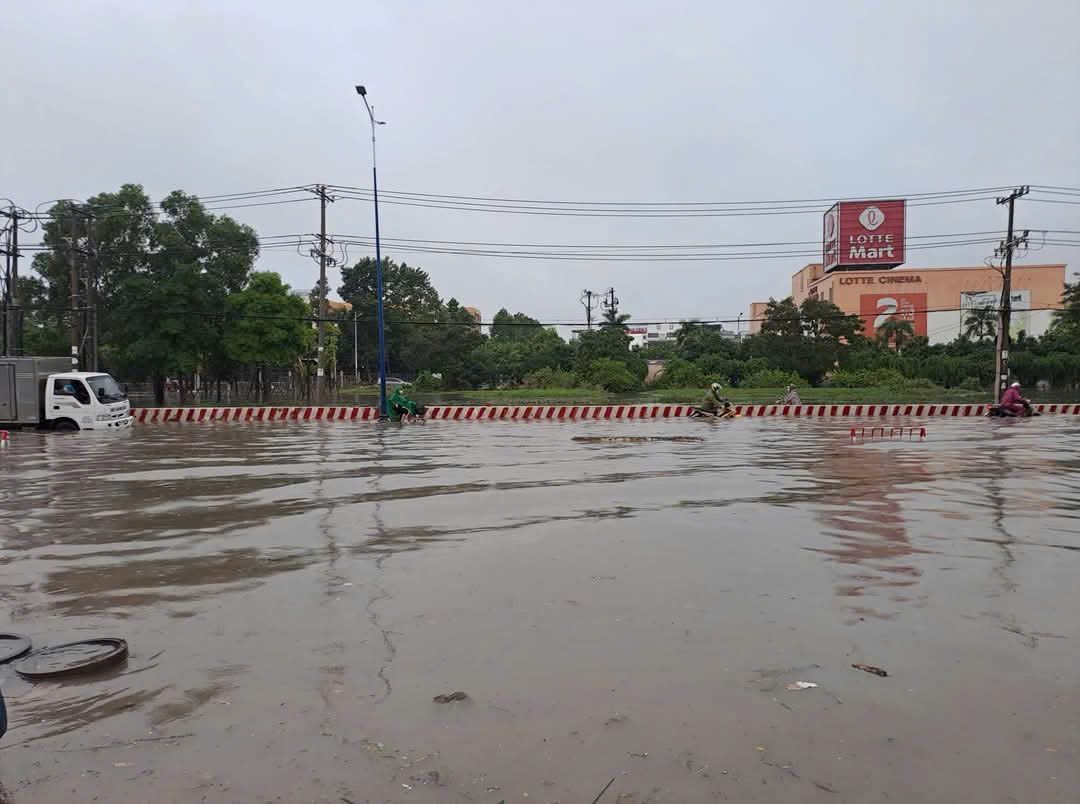 Nuoc ngap sau tren Quoc lo 13. Anh: Dinh Hung