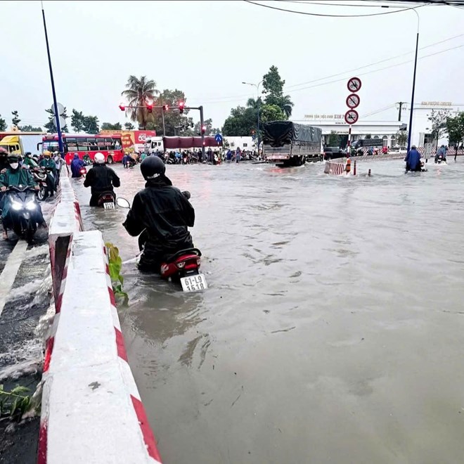 Mưa lớn kéo dài ở Bình Dương, nhiều nơi ngập nước, xe máy bị cuốn trôi