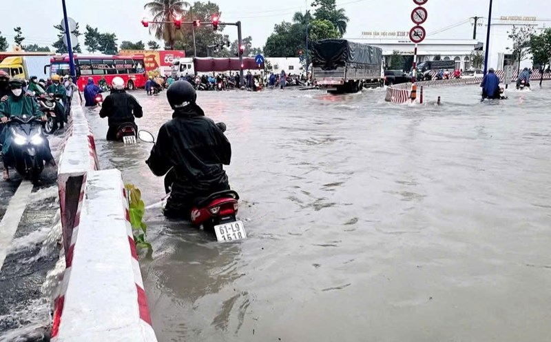 Heavy rain caused many roads in Binh Duong to be flooded. Photo: Dinh Hung
