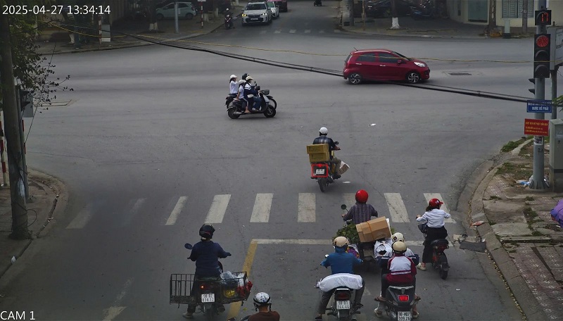 Xe may vuot den do tai Nga 4 Quang Trung – Xuong Giang – Vuong Van Tra, thanh pho Bac Giang, tinh Bac Giang bi phat nguoi. Anh: Cong an Bac Giang