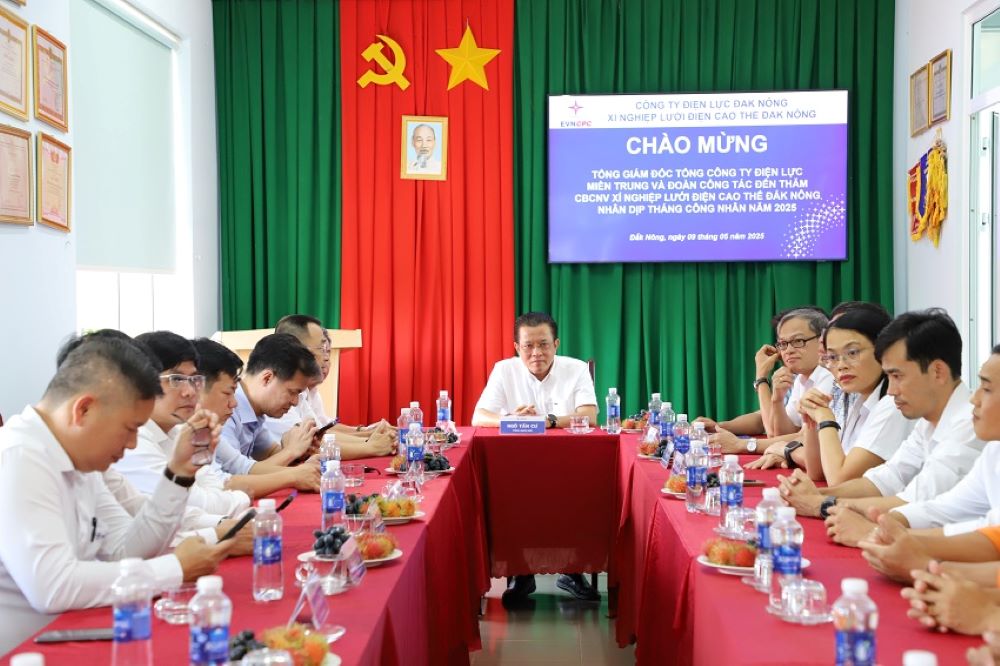 Tổng giám đốc EVNCPC - ông Ngô Tấn Cư trao đổi, lắng nghe ý kiến, tâm tư nguyện vọng của người lao động. Ảnh: Tâm An