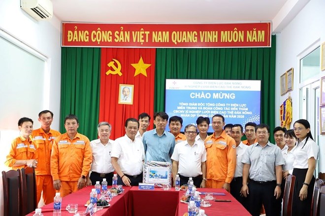 Lãnh đạo EVNCPC thăm, tặng quà người lao động PC Đắk Nông