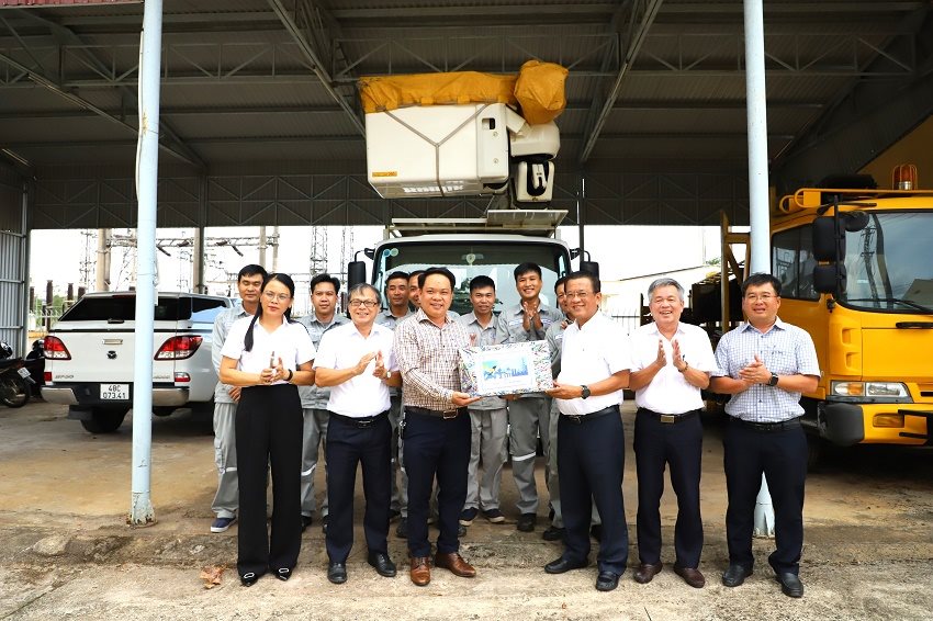 Tổng giám đốc EVNCPC - ông Ngô Tấn Cư và đoàn công tác tặng quà, cho người lao động Đội sữa chữa Hottlie. Ảnh: Tâm An