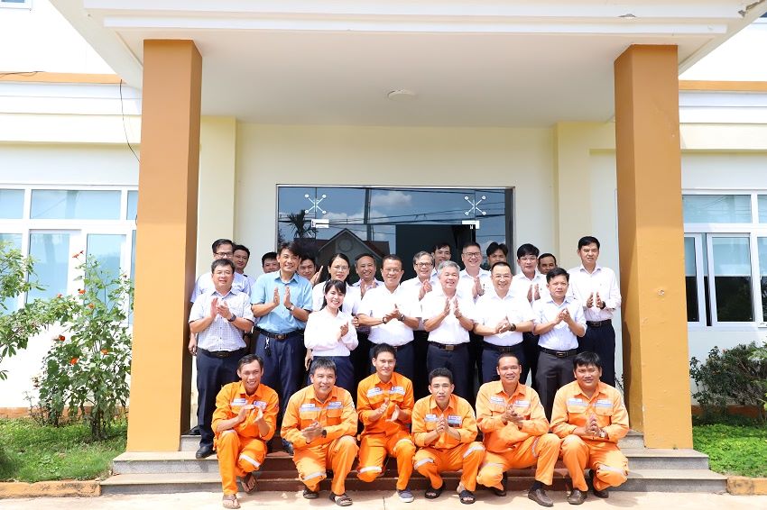 Tổng giám đốc EVNCPC và đoàn công tác chụp hình lưu niệm với người lao dộng các đơn vị PC Đắk Nông. Ảnh: Tâm An