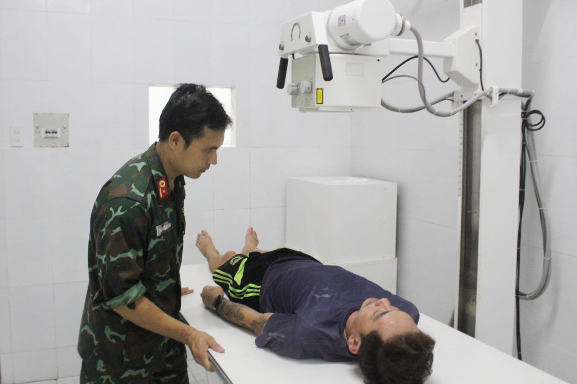 Song Tu Tay Island infirmary treats fishermen in Binh Thuan province who have suffered from decompression due to diving in Truong Sa. Photo: Huu Long