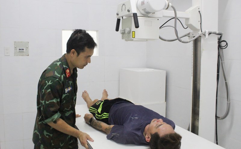 Song Tu Tay Island infirmary treats fishermen in Binh Thuan province who have suffered from decompression due to diving in Truong Sa. Photo: Huu Long