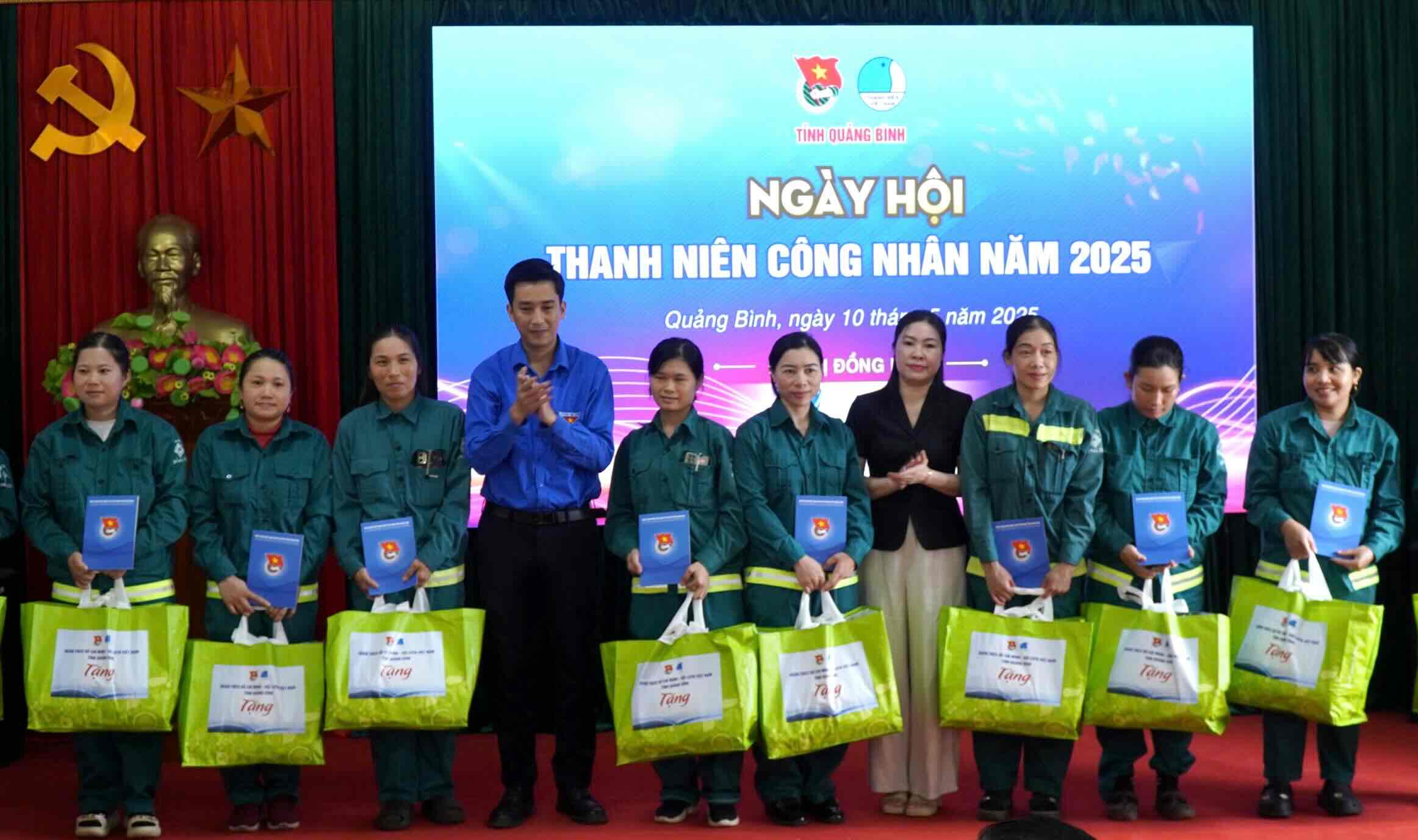 Giving support gifts to young workers on the occasion of Workers' Month 2025. Photo: Thien Ha