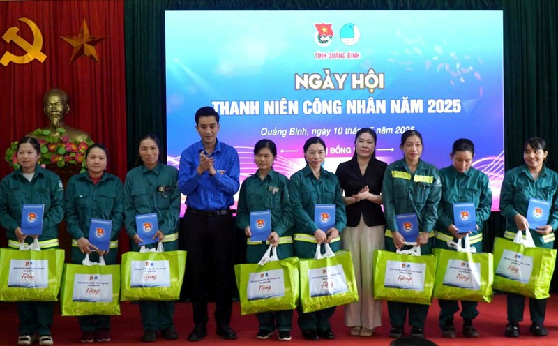 Giving support gifts to young workers on the occasion of Workers' Month 2025. Photo: Thien Ha