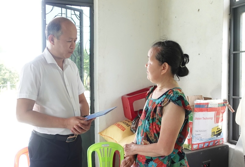 Mr. Le Van Dai, Vice President of the Da Nang City Labor Federation, presented gifts to the family representative of Ms. Nguyen Thi Ly Na. Photo: Nguyen Linh