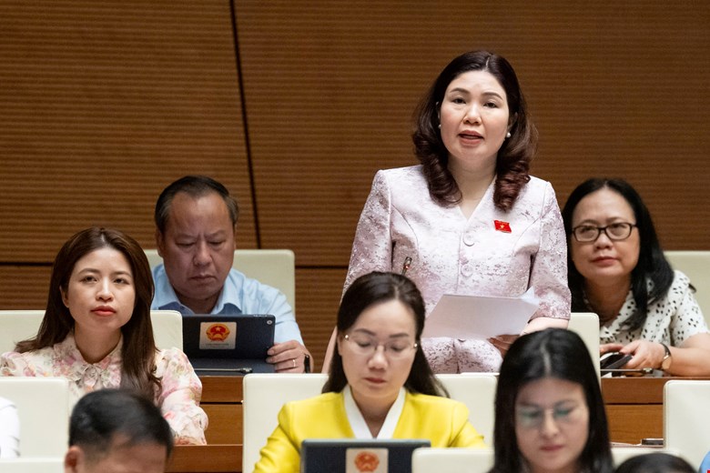 Đại biểu Trần Thị Vân đóng góp ý kiến. Ảnh: Quochoi