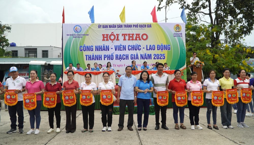 Lanh dao TP Rach Gia va LDLD thanh pho trao co Luu niem cho cac doi tham gia hoi thao. Anh: Nguyen Anh