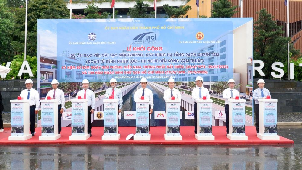 Cac dai bieu thuc hien nghi thuc khoi cong du an nao vet, cai tao moi truong, xay dung ha tang rach Xuyen Tam. Anh: Anh Tu