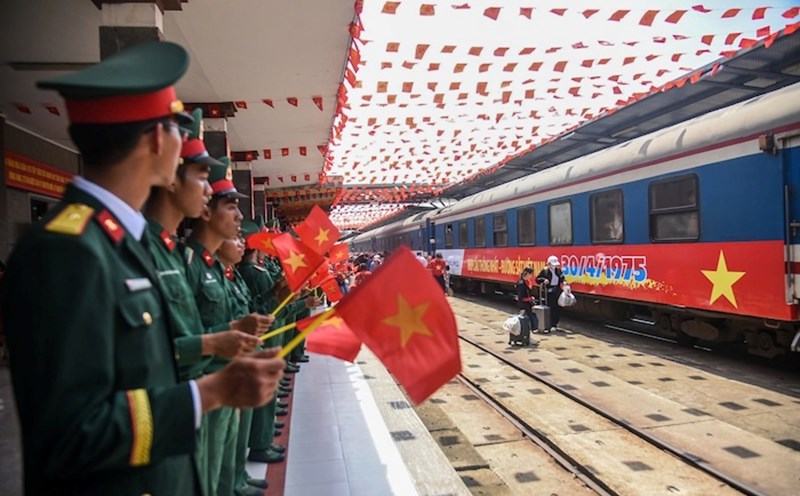 Thong Nhat train convoy arrived at Da Nang railway station on the occasion of the April 30 holiday. Photo: Nguyen Linh
