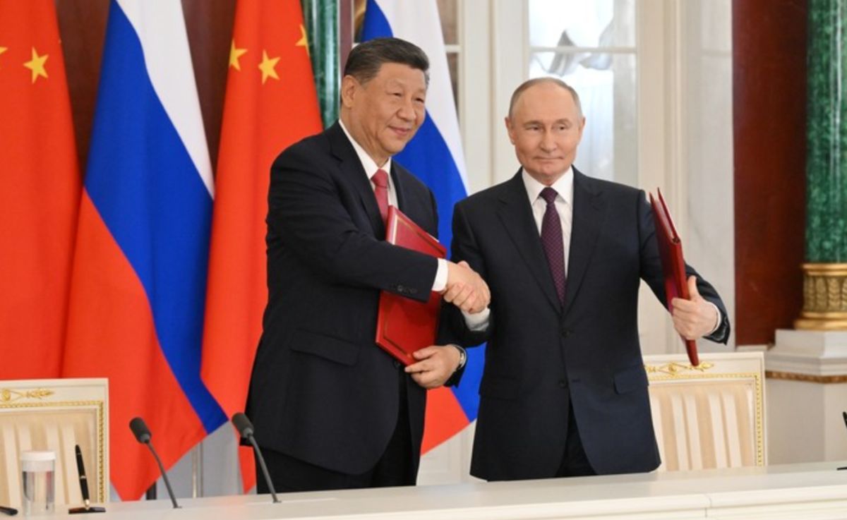 El presidente ruso Vladimir Putin y el secretario general, el presidente chino Xi Jinping intercambiaron documentos despues de la reunion del 8 de mayo de 2025 en Moscu. Imagen de la pagina web de la Kremlin
