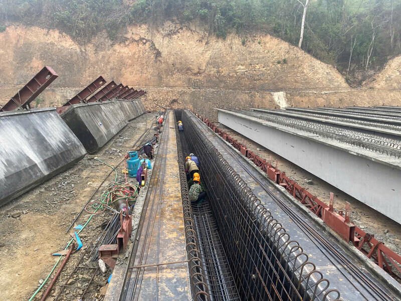Los trabajadores de la calle trabajan durante 30 dias al mes y medio en las obras de la autopista. Imagen de Khanh Linh