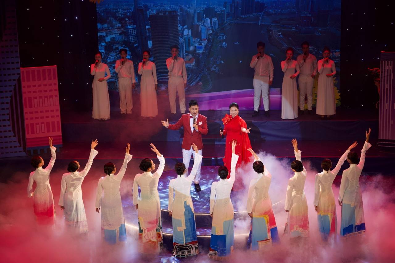 Liveshow cua nhac si, ca si Le Anh Tuan quy tu loat sao. Anh: Ban to chuc chuong trinh cung cap.