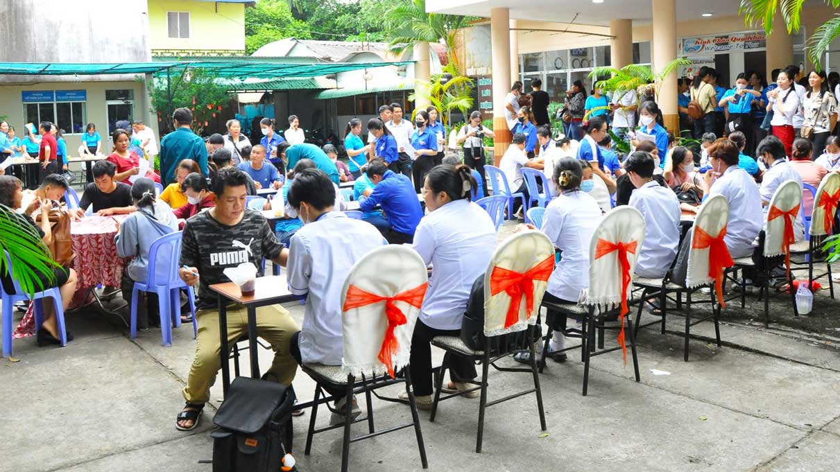 Đông đảo đoàn viên, người lao động tham gia hiến máu. Ảnh: Đơn vị cung cấp