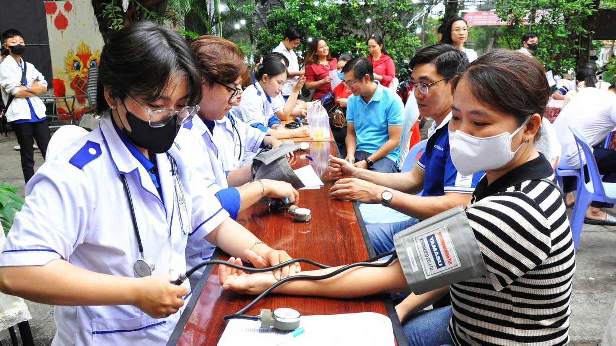 Đông đảo đoàn viên, người lao động tham gia hiến máu. Ảnh: Đơn vị cung cấp
