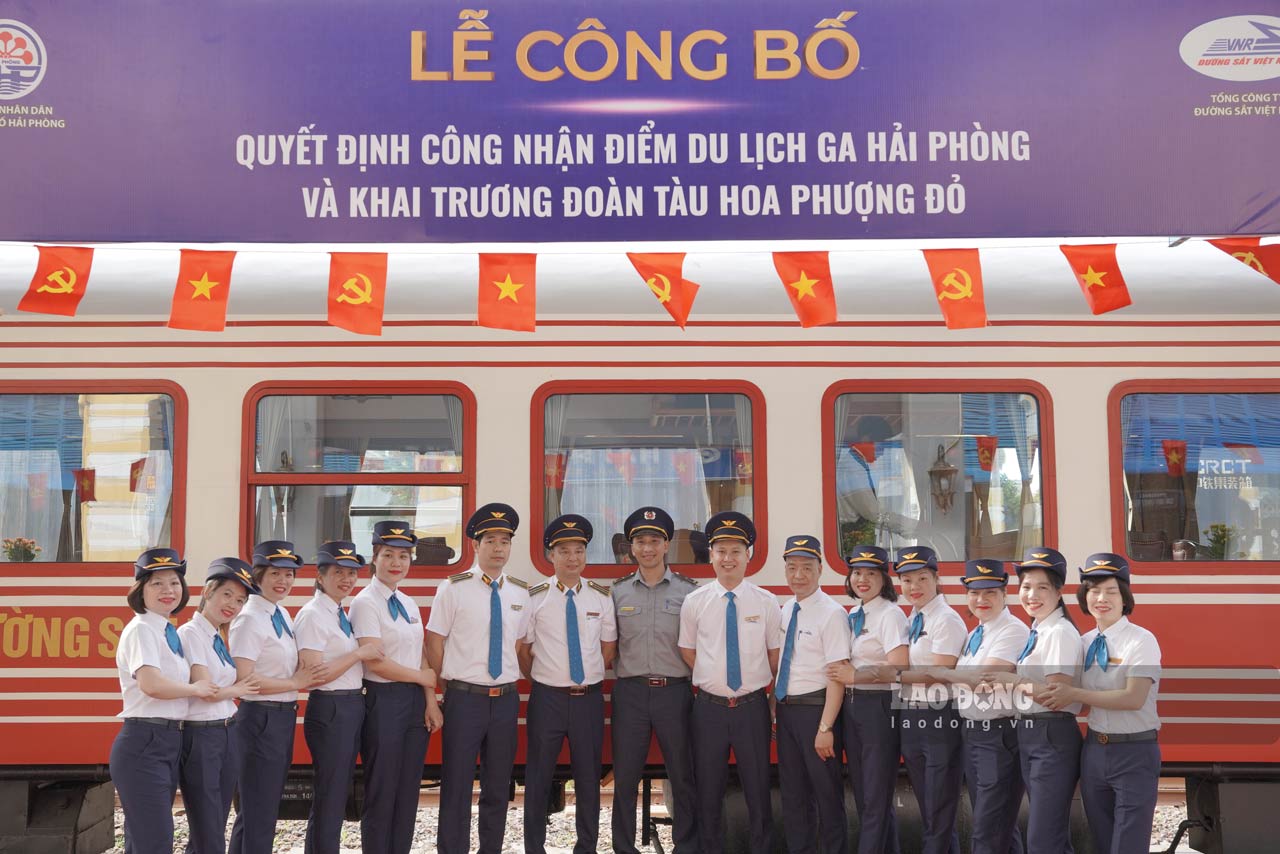 Nham gia tang trai nghiem cho hanh khach di tau, tu ngay 10.5, nganh Duong sat dua vao van hanh 20 toa hang sang tren tuyen duong sat Ha Noi - Hai Phong.