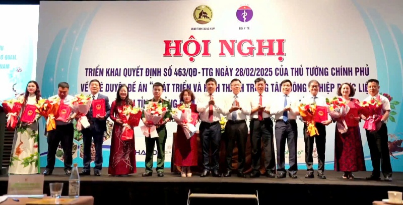 Lanh dao Quang Nam ky ket cac bien ban ghi nho hop tac dau tu xay dung Trung tam duoc lieu tai Quang Nam voi dai dien doanh nghiep, co quan chuyen mon. Anh: Nguyen Hoang