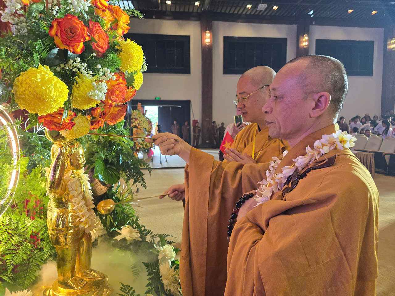 Cac dai bieu thuc hien nghi le tam Phat. Anh: Nguyen Truong