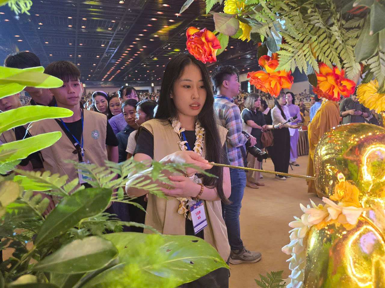 Nghi le tam Phat bao gio cung la phan keo dai nhat trong Dai le Phat dan vi ai co mat cung deu khong muon bo qua phuc duyen nay. Anh: Nguyen Truong