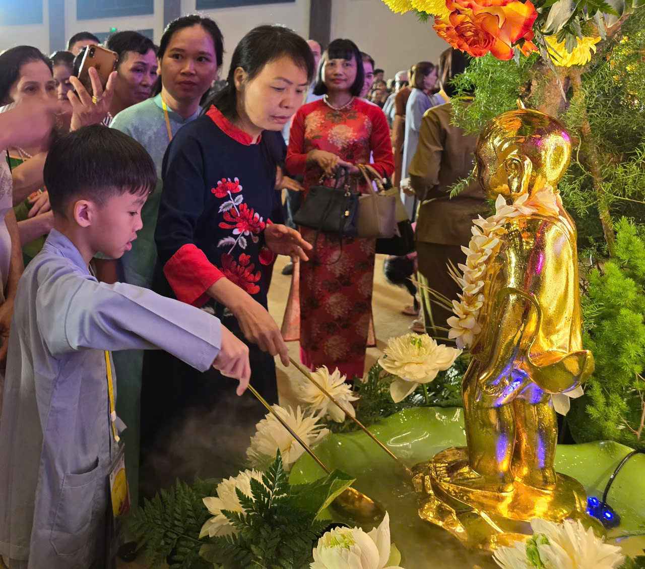 Le tam Phat duoc thuc hien mot cach trang nghiem voi y nghia the hien long ton kinh voi Duc Phat, dong thoi gui gam tam nguyen suc khoe, binh an. Anh: Nguyen Truong