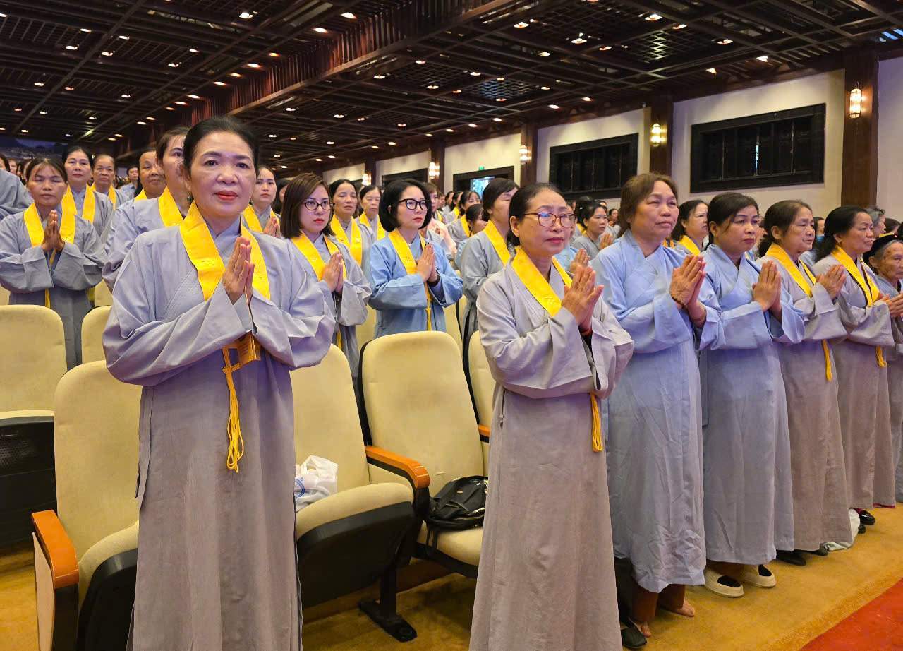 Thousands of monks, Buddhists and people attended the 2569 - 2025 New Year's Eve Buddha's Supper Performance at Bai Dinh Pagoda (Ninh Binh). Photo: Nguyen Truong