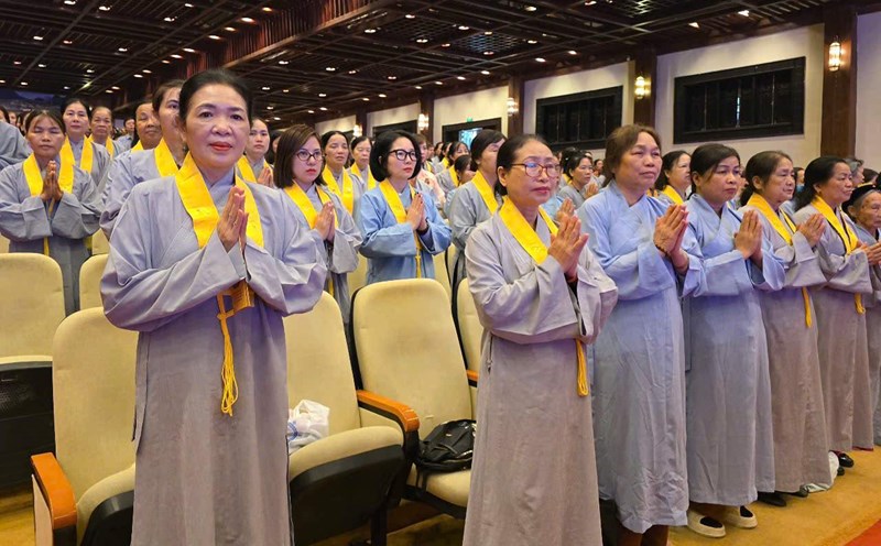 Thousands of monks, Buddhists and people attended the 2569 - 2025 New Year's Eve Buddha's Supper Performance at Bai Dinh Pagoda (Ninh Binh). Photo: Nguyen Truong
