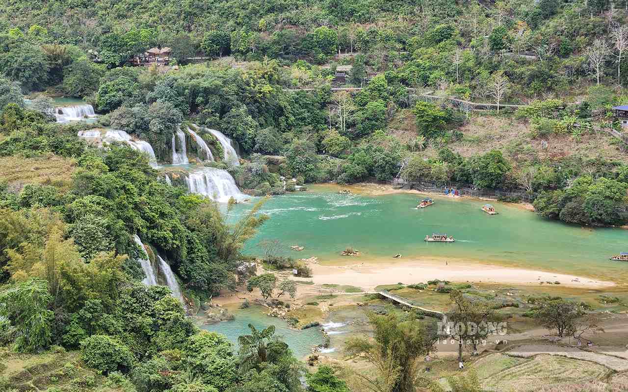 Thac Ban Gioc nhin tu Viet Nam. Anh: An Trinh