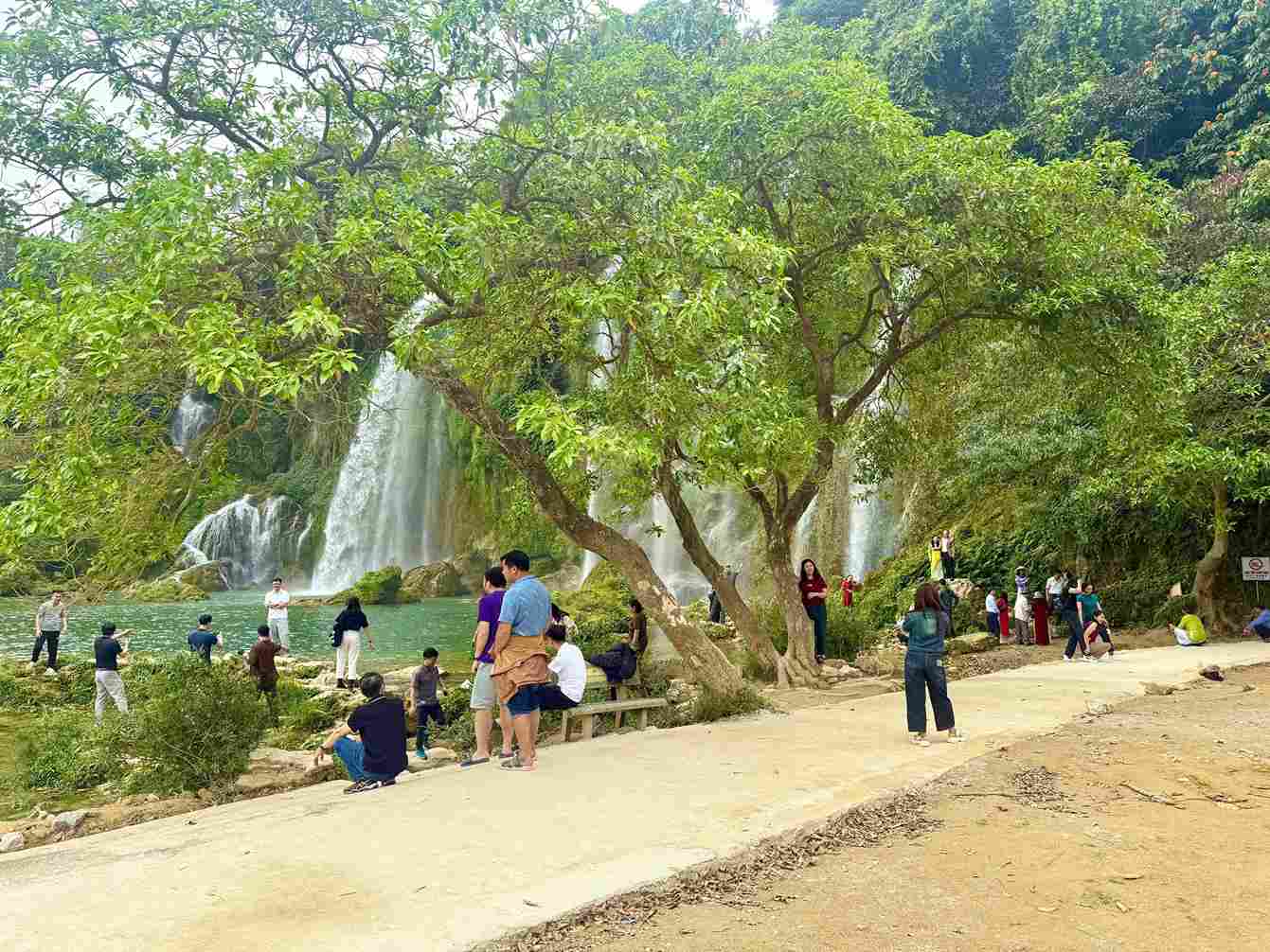 Sau khi cac leu lan duoc di doi, canh quan khu vuc chan thac duoc cai thien. Anh: Nhu Hue