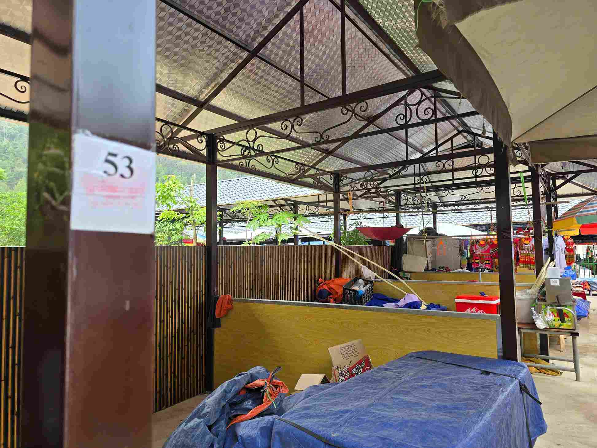 Hinh anh PV ghi nhan ngay 7.5, nguoi dan tiep tuc buon ban tai cac ki-ot quy cu va khang trang hon. Anh: An Trinh