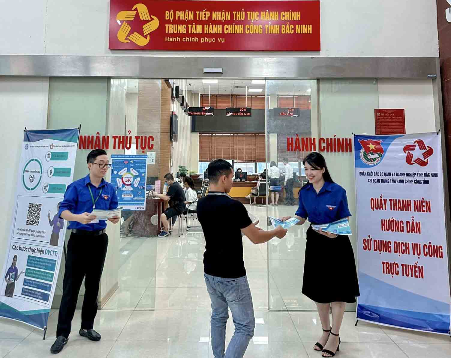 Distribution leaflets on online public service use at the public administration center of Bac Ninh province. Photo: Bac Ninh Public Administration Center