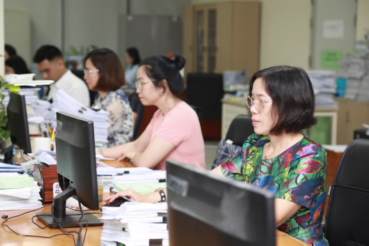 Civil servants of the State budget of Region I focus on handling documents for personal income tax refunds. Photo: State Treasury